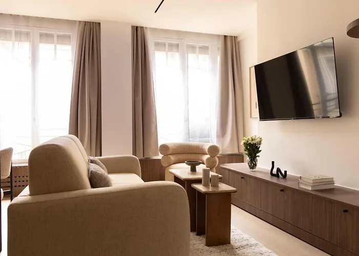 Elegant - Ac- 2br-6p- Madeleine *